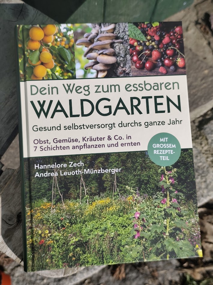 Buchcover mit dem Titel 'Dein Weg zum essbaren WALDGARTEN', das gesunde Selbstversorgung durch Obst, Gemüse und Kräuter in sieben Schichten beschreibt. Illustrationen von verschiedenen Pflanzen und einem Garten im Hintergrund.